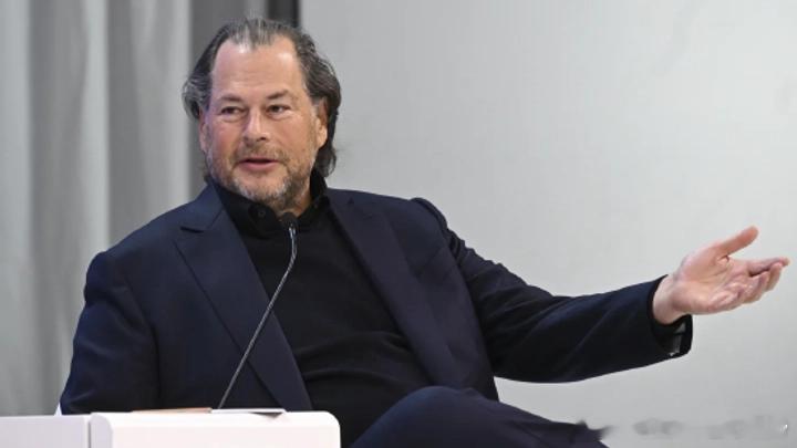 Salesforce Q2营收113.5亿超预期，AI产品年化收入破15亿，盘后大涨12%

Salesforce周三盘后股价大涨12%，此前这家云软件供应商公布的业绩和指引均超出华尔街预期。

每股收益：调整后为5.90美元。营收：113.5亿美元，高于预期的113.2亿美元。

根据公告，Salesforce在截至7月31日的第二财季营收同比增 ​