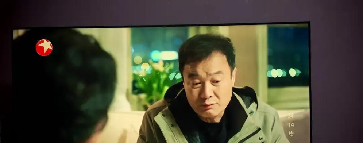 压了12年才播的剧，居然靠一个老头撑住了收视。
《别对爱撒谎》积压了整整12年，杨玏和娄艺潇当年还是新人，演技确实撑不起来。但孙松演的那个老爸，圆滑幽默、大智若愚，跟强势虚荣的老妈一对比，家庭矛盾和人性的自私全给呈现出来。
年轻人谈恋爱像过家家，老戏骨飙戏才显真章。
观众不傻，谁在糊弄、谁在用