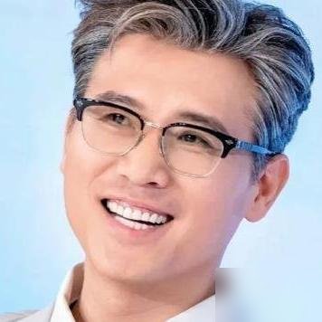 李乃文拧开那罐八宝粥的时候，胡军脸都绿了。综艺流程全乱套，赞助商口播词还没念，他就仰头灌了两大口。
胡军赶紧拦，说哥你等会儿，这得按顺序来。李乃文抹抹嘴，回了句：真饿了，粥不就是给人喝的吗。现场导演在耳麦里喊停都来不及。
这事放别人身上叫事故，放他身上叫本色。48岁才被扒出已婚，拍戏掉冰窟窿不用