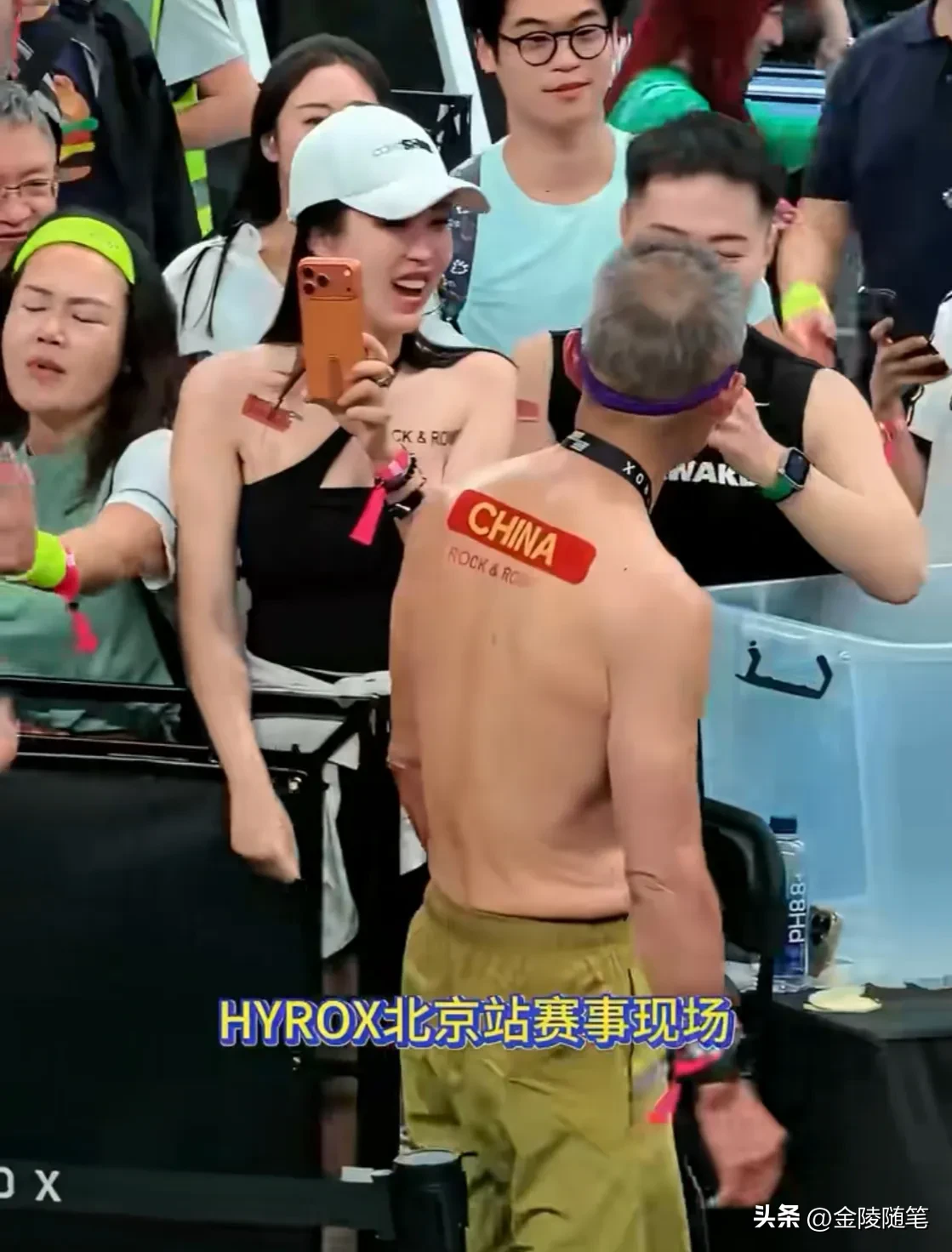 驼背的75岁王石和青春亮丽的45岁田朴珺又出来秀恩爱了。
        9月10日，在国家速滑馆HYROX北京站赛事现场，田朴珺全程观战，比赛期间还和王石碰拳、对视浅笑互动，不过笑到最后，怎么总有种田朴珺嫌弃王石的感觉。
       赛前还在后台帮王石整理运动发带，貌似很恩爱，就怕王石一走，田朴