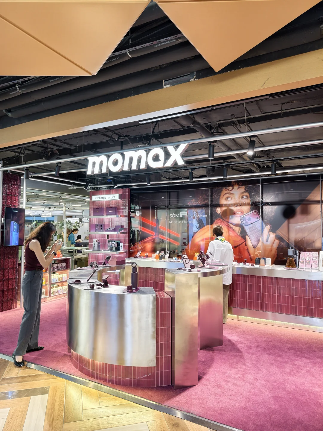 路过上海K11正好看到摩米士momax暮樱红快闪空间。这品牌可是老品牌了，当年我
