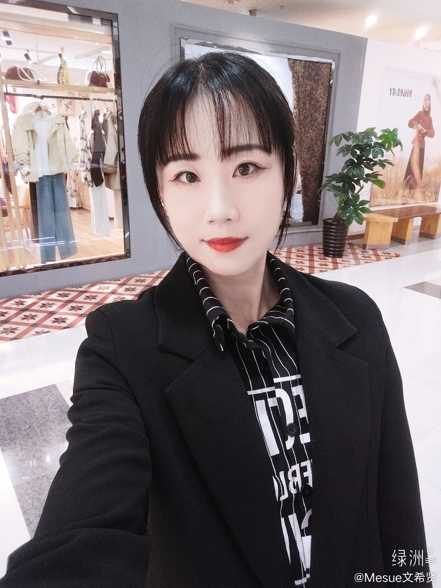 9月19日，秋季时节在商场里的自拍照😊  ​​​