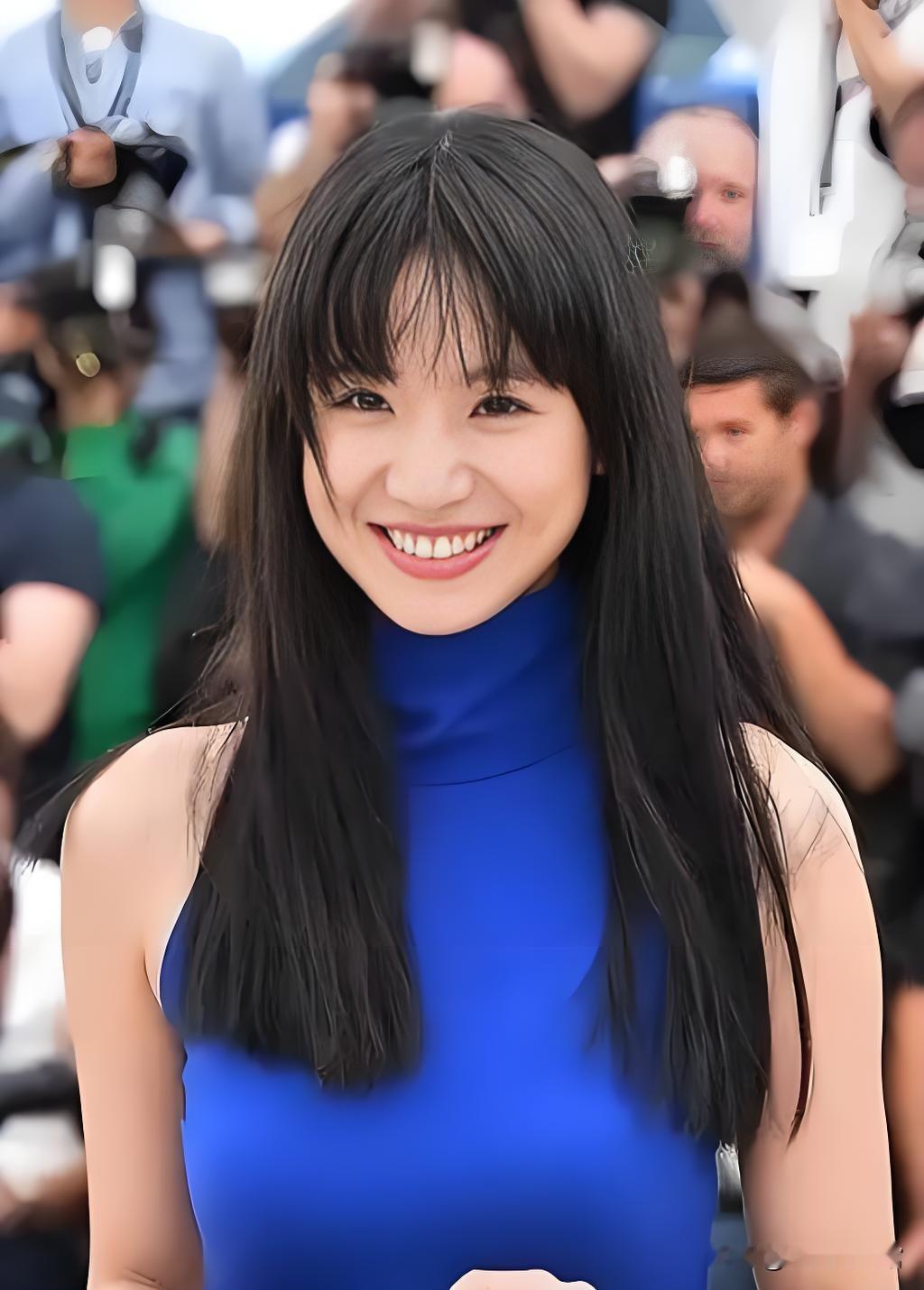 律师解读李梦被传耍大牌事件
 
李梦被传耍大牌事件 时隔多年，当年“苹果事件”再度翻红，关于李梦“耍大牌、很难合作”的争议又冲上热搜，律师也针对这件事做出法律层面解读。
 
很多人都记得当年综艺里的片段：李梦补拍戏份，要求道具准备色泽一致的苹果，片段被掐头去尾传播，直接贴上“耍大牌”标签，多年来