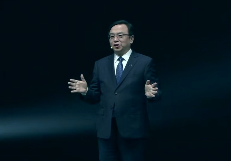 比亚迪全链自研，唯独放过轮胎玻璃：王传福的“不干”比“能干”更值钱

你有没有这种时刻：

明明自己也能做，却越帮越忙，越干越穷，越勤快越没出息。

不是你不行。

是你把“能”当成了“该”。

王传福早把这笔账算透了。

比亚迪做到今天，电池、电机、电控、车规芯片，连晶圆制造都自己啃。

可偏偏轮
