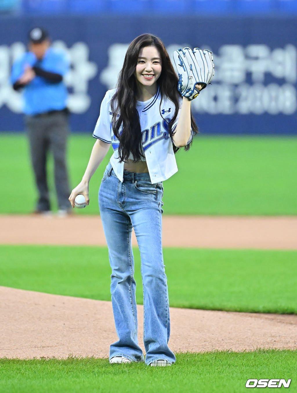 #Irene[超话]#  💗 #裴珠泫开球# 

260829 三星狮队开球新闻图

📦【ccl&拆卡补邮】
💬【Bubble审核】
🫧【翻译二群】 
📱个人IG🍠 【renebaebae】 
📺个人油管【IRENEsmtown】 ​
