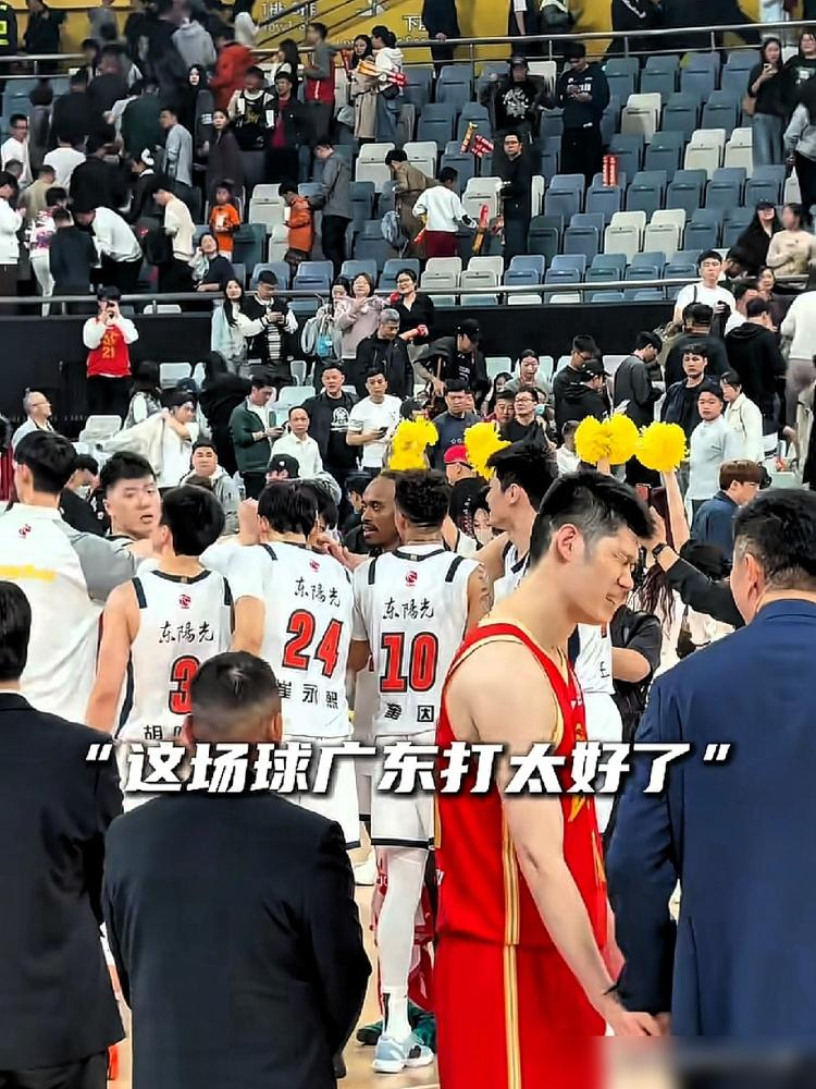 2米11的胡金秋，在杜锋面前，却像个孩子。 每次广厦打完广东，不管输...