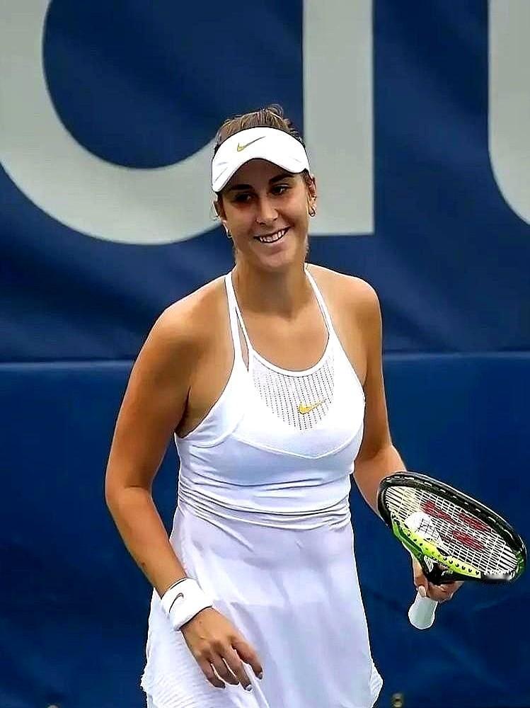 29万美元奖金到手，世界排名直接飙升27位！

2026年美网赛场，郑钦文第二轮碰上了个硬茬。哈萨克斯坦的普丁赛娃是个出了名的“牛皮糖”选手，刚在首轮熬了快3个小时，硬生生把12号种子本西奇磨出局了。

郑钦文打这种底线半步不退、死活拉锯耗体力的对手最难受。两人之前交过两次手，郑钦文全败。

这回在