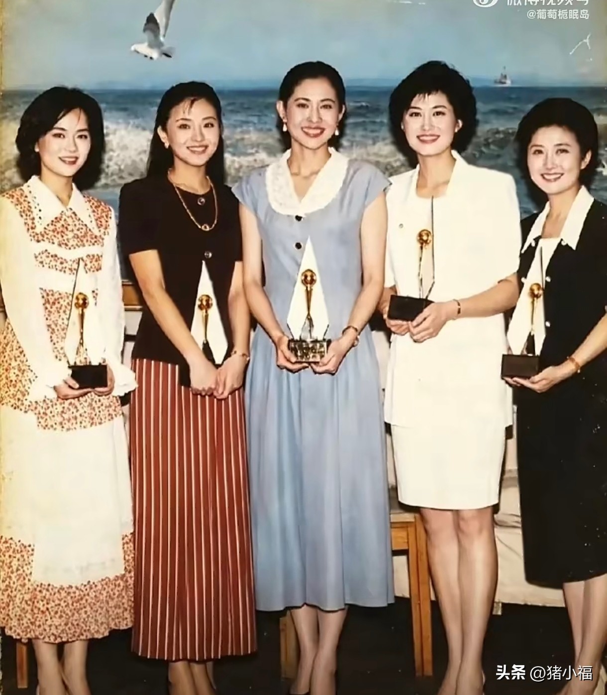 这张照片，满满的都是回忆！那一年你多大？
1994年，鞠萍28岁，杨澜26岁，倪萍35岁，敬一丹39岁，高丽萍那时候还在山西台。
五个人往那儿一站，
没有滤镜、没有精修，
脸上满满的胶原蛋白是实打实的，
手里的金话筒也都是实打实的本事换来的。