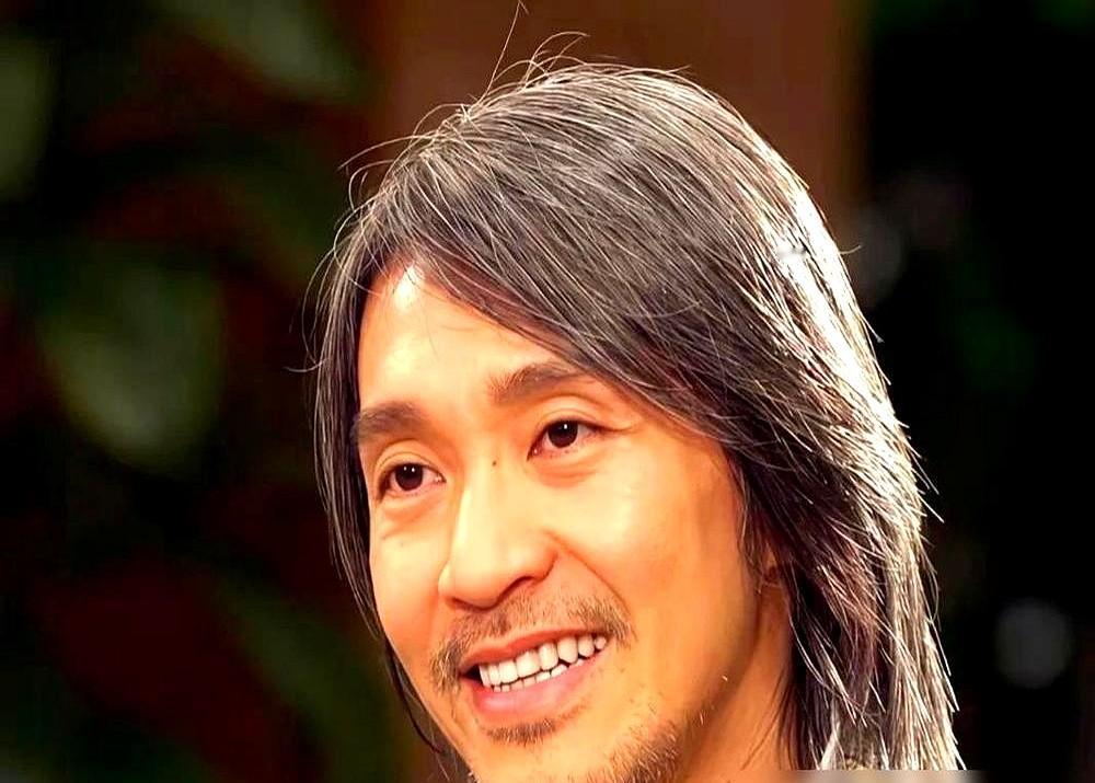 2009年，周星驰主动拨通韩三平的电话，提出不要一分钱片酬，只要一个角色。

电话那头，韩三平沉默片刻，还是把门关上了。周星驰太想脱下无厘头的外衣，去历史正剧里露个脸，证明自己不光会搞笑。

但现实很骨感。韩三平的顾虑一针见血：周星驰这张脸太熟了。

只要他一出场，哪怕板着脸，观众也会下意识咧嘴笑。