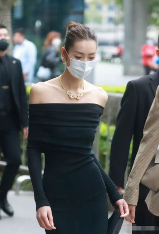 井柏然现实中根本就不会喜欢孙千这种类型的。

倪妮是井柏然的前任，是井柏然口中喜欢的那种干干净净的女生，属于事业型、性格强势类型的
刘雯作为井柏然的现任，性格没有倪妮那么强势，但也绝对是事业型的女生。

这话讲的，孙千未来更牛了呢 很多人都是从小人物起来的 孙千长得一般，但是还蛮有特色的。生活是生活