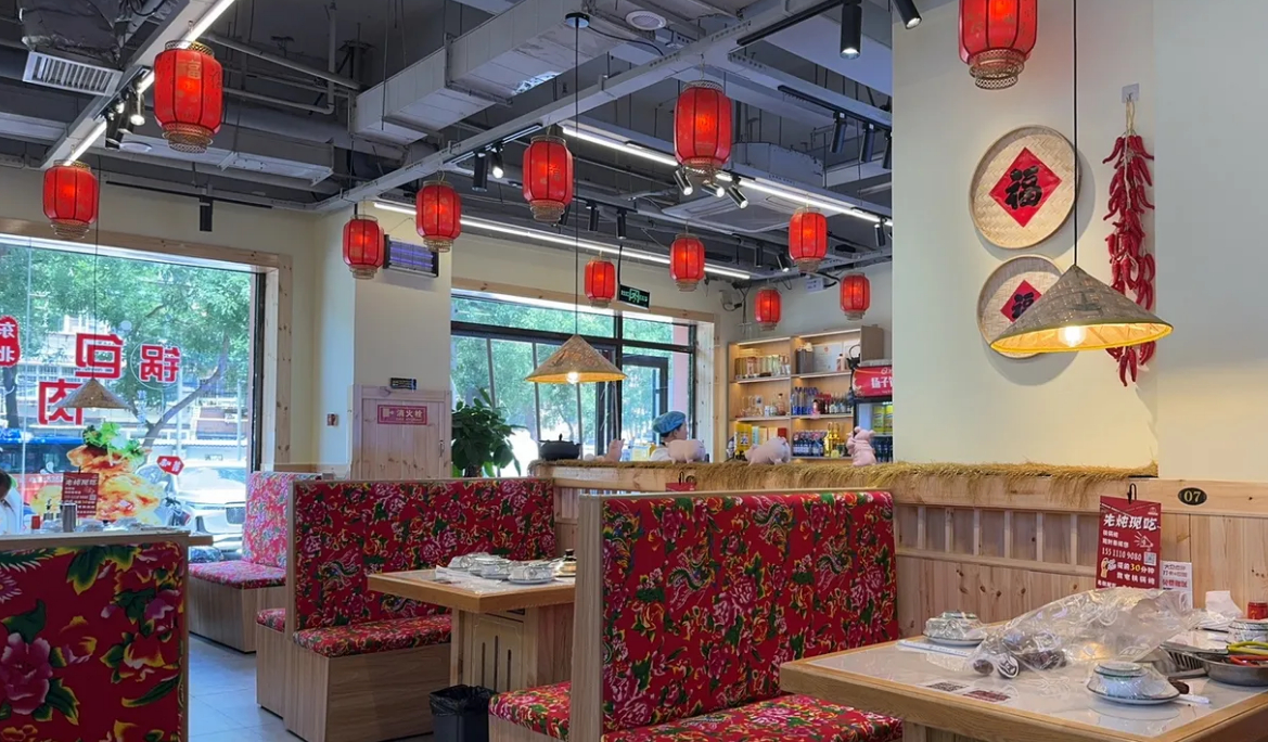 石家庄美食探店 【石家庄裕华区特色餐馆推荐：六家风格迥异的特色美食地标寻味指南】从徽派庭院到东北炕桌，从粤式茶楼到韩式烤肉，今天咱就盘点一下石家庄裕华区的六家风格完全不同的餐厅——既有适合商务宴请的格调派，也有烟火气十足的聚餐地，方便你按场景对号入座。小徽舟臭鳜鱼（雅清街店）小徽舟臭鳜鱼（雅清街店）坐落于裕华区雅清街6号，位于槐安路与雅清街交叉口南行100米路西，紧邻西美五洲商圈，毗邻槐安路主干道，自驾可停至西美地下停车场，餐厅提供3小时免费停车券，公交出行也十分便捷。门店主打皖南徽派国风装修，白墙黛瓦、马头墙造型、木格窗、庭院绿植，水墨国风氛围安静雅致。店内设有12间独立包间，全部以安徽徽州地名命名，既有4到6人家庭小聚包间，也有10到15人常规宴请包间，负一层的三联包间打通后可容纳25至30人，可作小型宴会厅使用，私密性出众。菜品以徽菜和创新融合菜为主，招牌古法发酵腌制的臭鳜鱼，蒜瓣鱼肉紧实弹嫩，闻着臭吃着香，汤汁拌面是经典吃法，另有胡适一品锅、鲜鸡汤现烫鸡毛菜、石耳老鸡汤、铁...