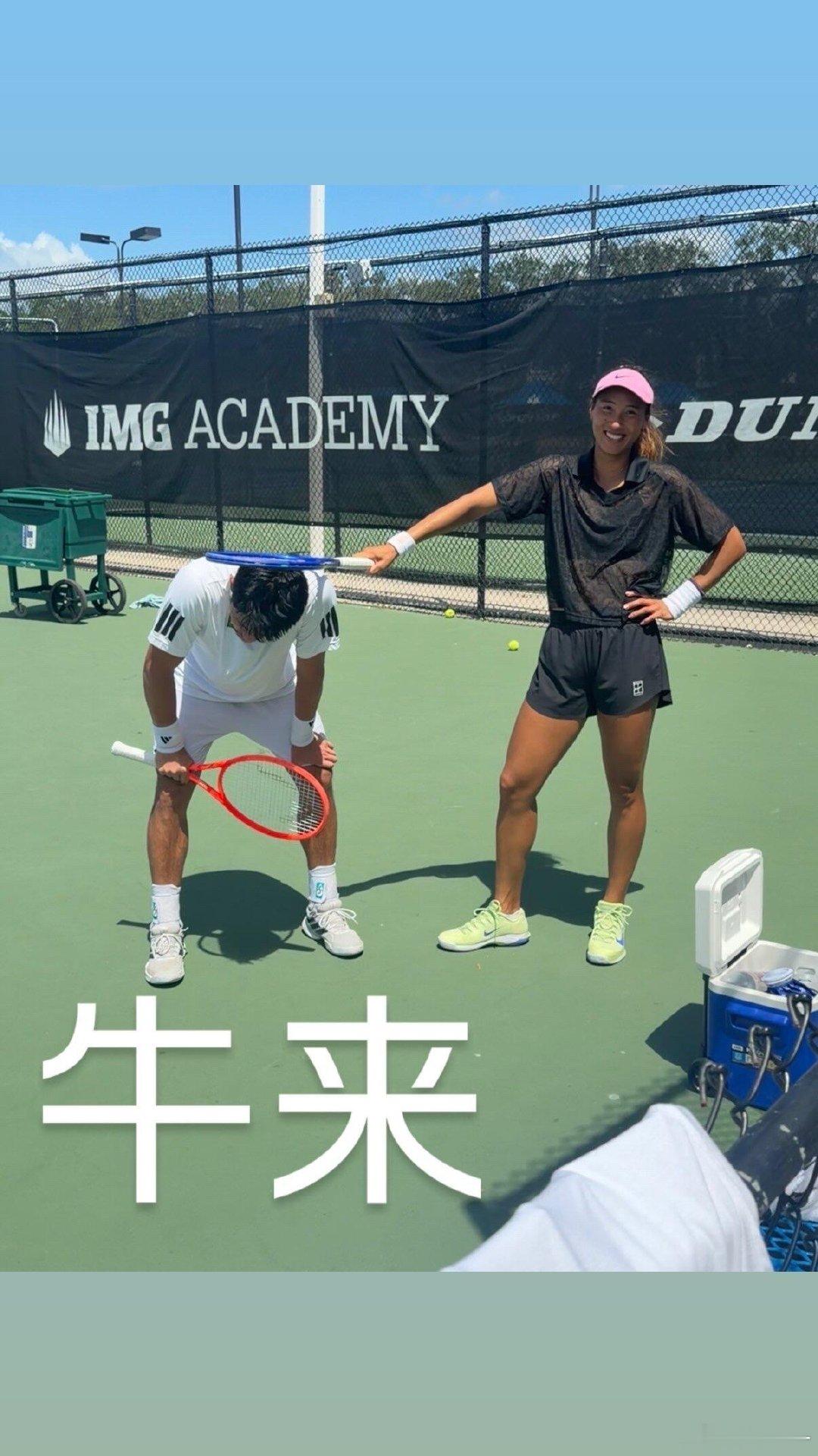 #郑钦文吴易昺合影玩梗牛来#
美网备战趣味瞬间[哈哈]
郑钦文、吴易昺训练间隙玩梗“牛来”～
希望这份玄学buff生效，两位美网都牛起来🔥
#郑钦文吴易昺玩牛来梗##美网2026# ​