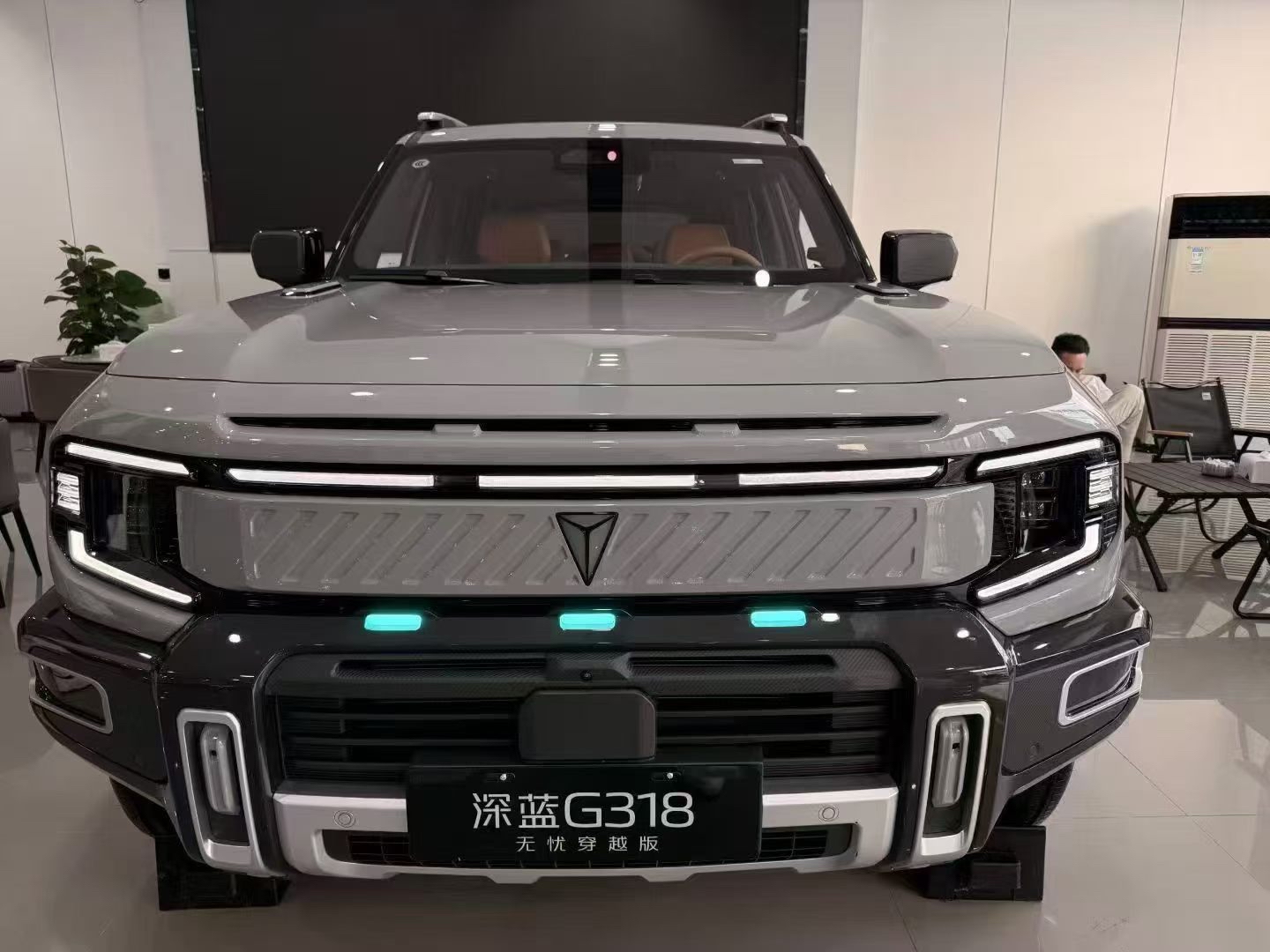 全新深蓝G318｜硬派越野遇上智能浪漫
硬朗方盒子气场自带越野基因，而全新深蓝G318把硬核越野实力与前沿智能科技完美相融，一眼便能读懂它的独特魅力。
最让人难忘的，是标志性的智驾小蓝灯。启动华为乾崑高阶智驾，柔和蓝光缓缓亮起，灵动闪烁之间，实时反馈智驾运行状态。穿行城市道路或是奔赴山野长途，ADS