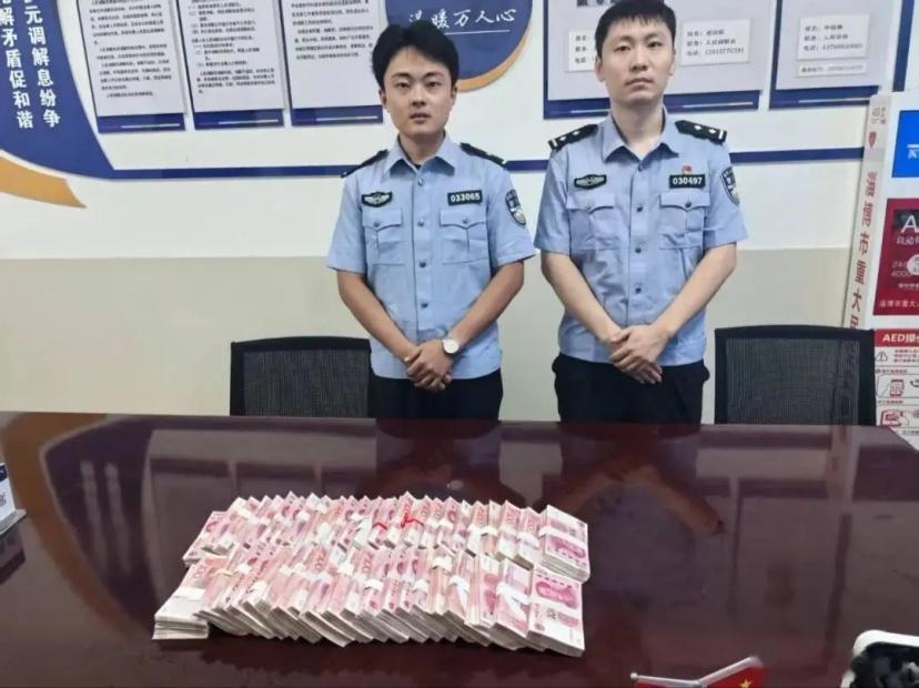 【45万元！张店警方全部追回来了！】9月2日，淄博市公安局张店分局潘庄派出所值班室里暖意十足。几句真诚的道谢声响起，5名群众代表手捧两面鲜红的锦旗，郑重递到民警孙智新手中。锦旗上字迹醒目、暖意灼灼，朴实的话语里，是12名受害群众最真切的谢意。
没有隆重的仪式，只有最真诚的认可。看着手里沉 ​