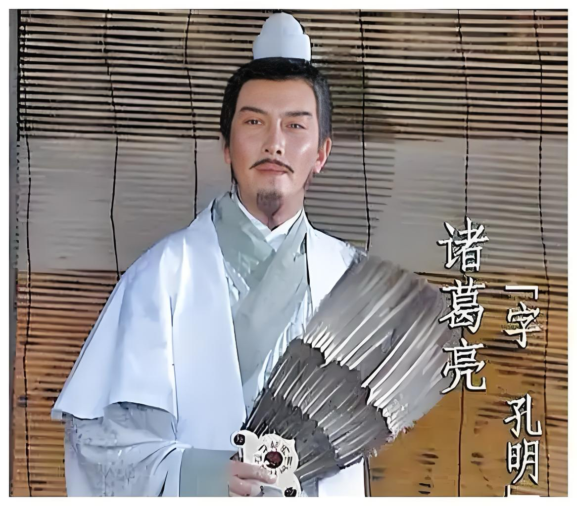 《诸葛亮在五丈原的秋风里，把《出师表》抄了27遍——不是写给刘禅看的，是写给2024年那个加班到凌晨、却还悄悄给妈妈存了3000块体检费的你》

建兴十二年秋，五丈原。
五十四岁的诸葛亮，洗得发白的鹤氅袖口磨出毛边，左手执一柄乌木镇纸，右手握一支秃毫，砚池里墨未干透，案头摊开第27份《出师表》手稿—