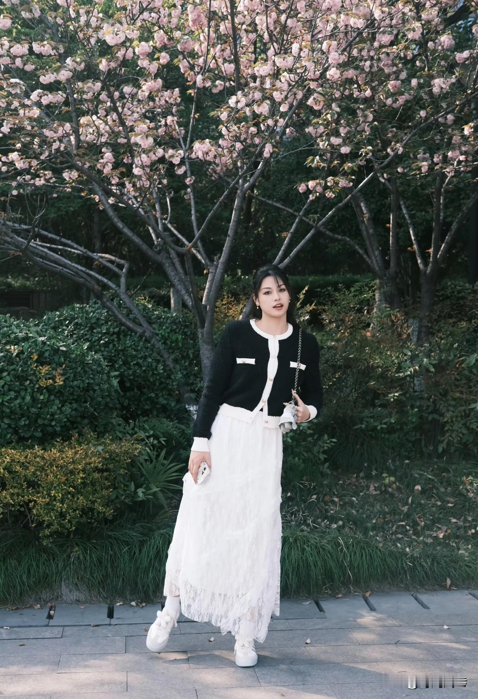 照片中的小姐姐，一袭白色长裙的休闲打扮，温柔恬静。外貌甜美可人。可在泳...