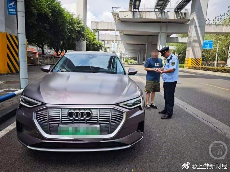 #奥迪车主自称无聊跑网约车被查#【奥迪车主自称“无聊”跑网约车 违规接单被查】#奥迪车主跑网约车涉嫌非法运营#8月17日，重庆市交通执法总队在巴南区九公里轨道站周边开展例行检查时，查获一辆涉嫌非法营运的奥迪车，车主称自己因为“闲来无聊”接单，没想到惹上了麻烦。重庆交通执法部门请广大驾驶员 ​