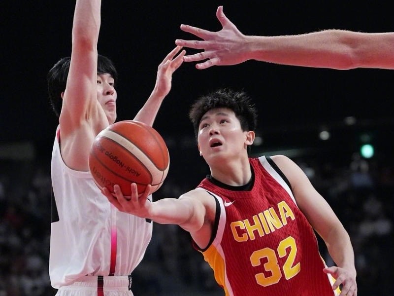 【#郭士强称不会给自己和队员打分#】18日晚，中国男篮在亚运会半决赛上以77比97输给了东道主日本男篮，他们连续两届亚运会无缘决赛。本场半决赛，中国男篮从始至终都处于比分落后，场上十分被动。比赛结束后。中国男篮主教练郭士强表示，队伍在攻防两端都做得不够好。他拒绝给自己的执教与带队表现进行 ​