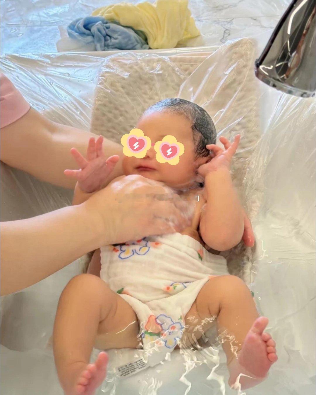 🌈夫夫家庭迎来新成员啦[嘻嘻]

恭喜北京客人F先生和Q先生，历经一年多的奔波与等待，终于迎来最好的消息：❤妈妈38周＋3足月顺产健康男宝一枚，身长51公分，体重3320g，新生儿各项指标均达标。

目前两位奶爸已经顺利见到宝宝，待3天后就可以办理出院回家啦。客人父母得知消息，也十分开心，提前协 ​