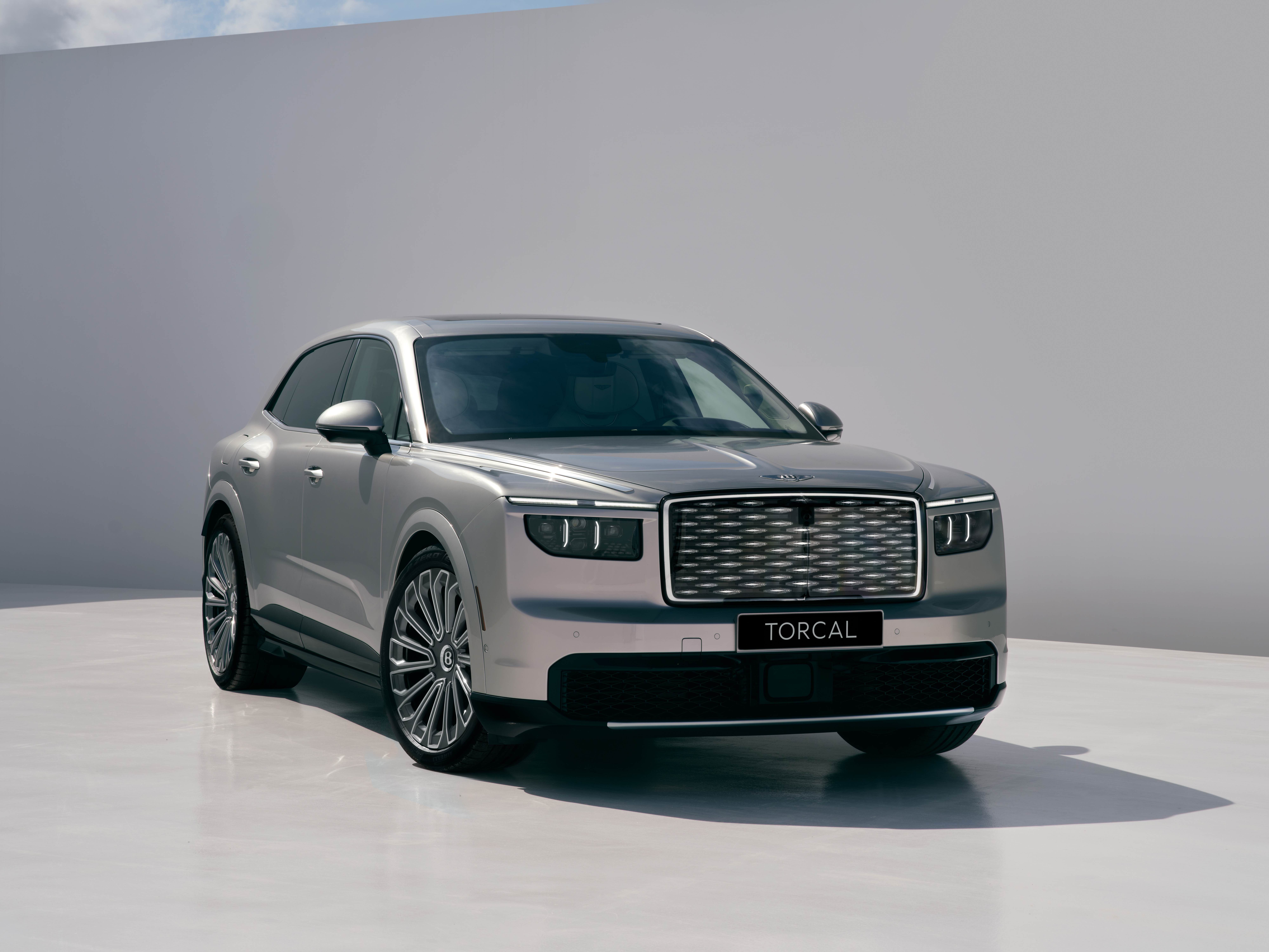 2026 Bentley Torcal
     宾利正式发布全新 Torcal，成为继欧陆 GT、飞驰与添越之后第四条产品线。作为品牌历史上首款纯电动车型，将扮演宾利未来设计、技术、材料与可持续理念的重要角色。底盘采用全主动悬架，并配备自适应双阀减震器，标配后轮转向。外观方面，新车采用长轴距和短前后悬的视觉比例 ​
