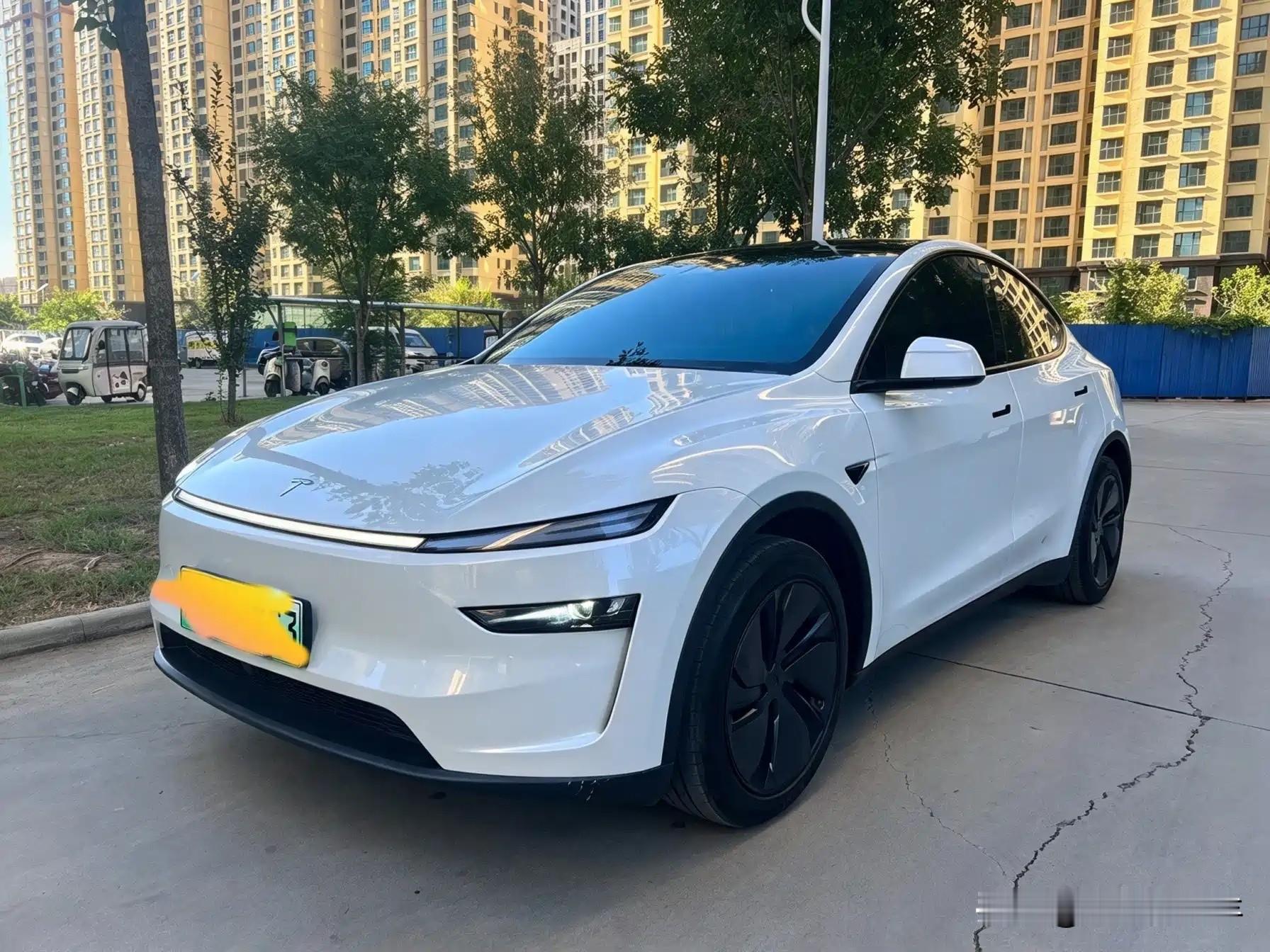 Model Y的销量未来走势会如何？个人观点，评论你对！

9月冲到全品类销量第一，很大程度是限时优惠集中释放订单，后续很难长期维持5万台这个峰值，但也不会快速崩盘，整体会进入“脉冲式波动、底盘稳固、份额缓慢被挤压”的状态。

短期看，优惠政策退潮之后，销量大概率回落至3.5万～4.2万台区间。特斯