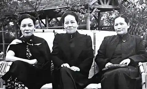 1936年，蒋夫人打通了9年没联系的姐姐的电话，讲救救我丈夫，姐姐的答复，扭转了中国的走向。

信源：宋氏三姐妹丨风华绝代背后的家国情怀．澎湃

搁在旁人眼里，这俩人早该老死不相往来。

一个守着孙中山那套革命遗志，一个住在南京当第一夫人，中间隔着的不光是政见，是9年没递过一句软话的硬梗。

宋庆龄