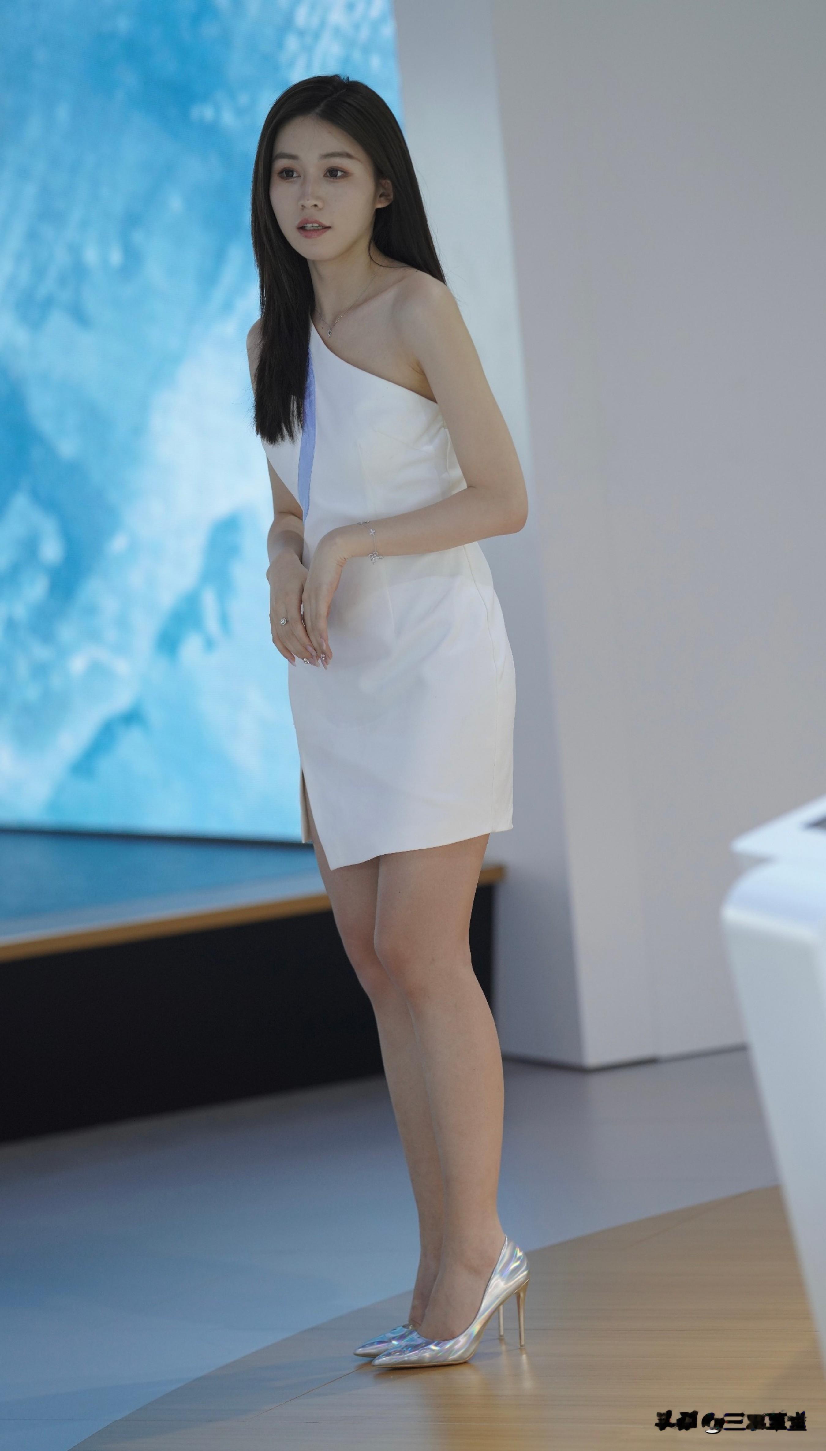 展上斜肩紧身裙搭配银色高跟鞋的美腿小姐姐 ​​​！！！