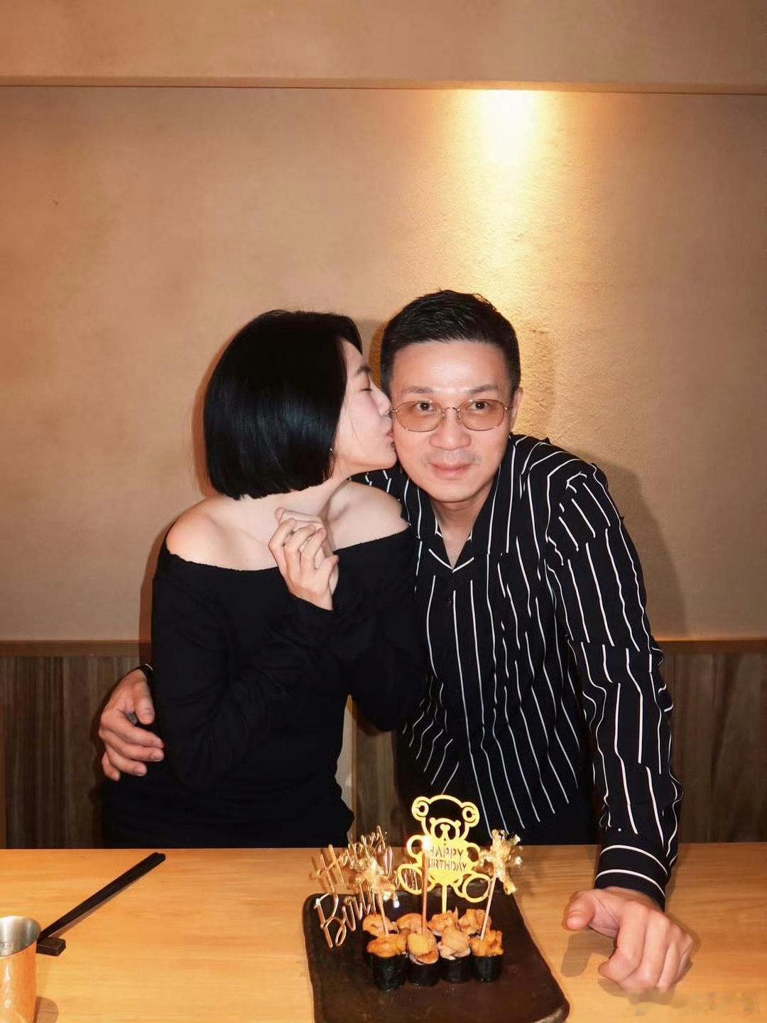 #小S许雅钧亲脸照##小S亲许雅钧的脸# ​