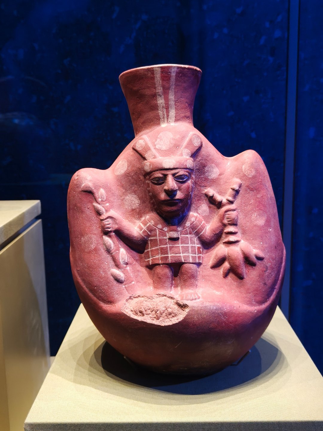 持玉米与木薯人像壶，莫切文化（350—850年）红陶，秘鲁拉尔科博物馆藏。器物塑出山神形象，一手持玉米、一手握木薯，代表美洲两大主食；人像置于山体造型壶腹，为祭祀祈求丰产的礼器。莫切是秘鲁沿海古文明，时代早于印加帝国。  ​