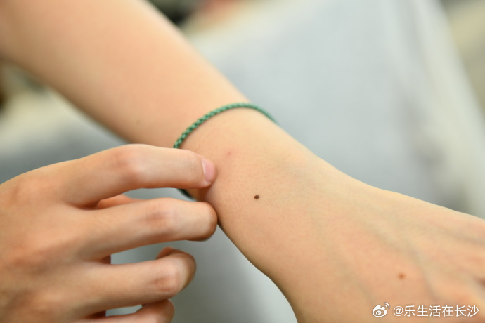 让人烦躁的不仅有闷热的天气，还有耳边挥之不去的“嗡嗡”蚊鸣。福建...