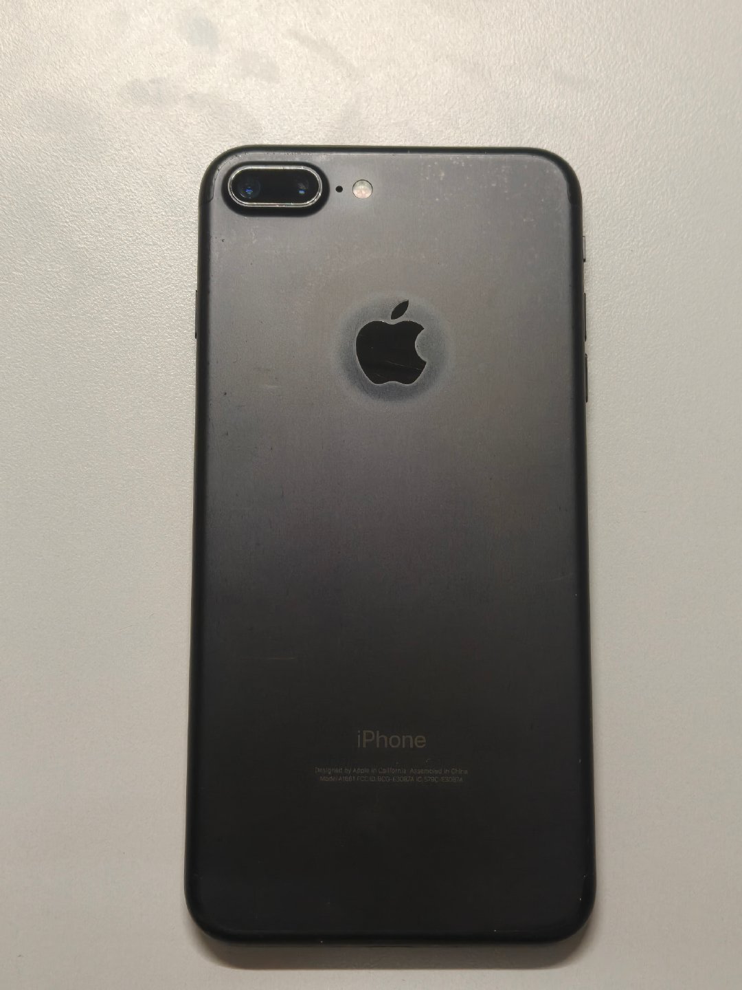 #二手iphone[超话]# 出苹果7p，一个前置摄像头的屏碎了，但可以正常自拍，换过电池，其他全原，送手机壳充电线 ​