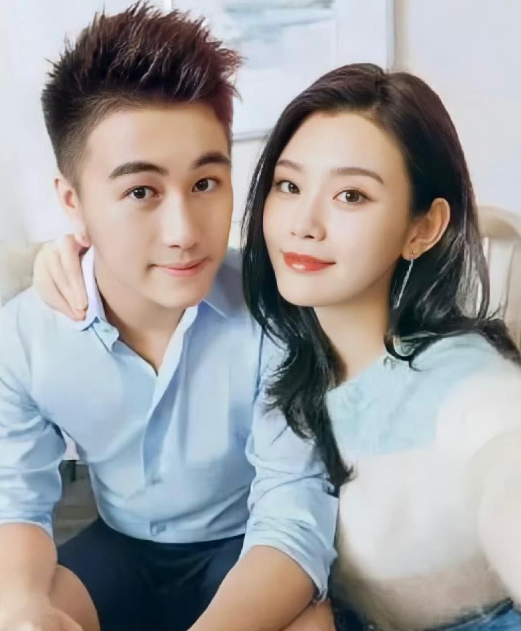 奚梦瑶两次生孩子，一儿一女，确实凑成了一个“好”字。
第一胎是儿子，赌王家族第五代长孙，赌王亲自把名字里的“燊”字传给他，还设了10亿信托基金。第二胎是女儿，软软糯糯，成了何猷君的心头好，宠得不行。
一儿一女，家庭位置稳了，何猷君也被拿捏得服服帖帖。事业没落下，日子也过得顺。
有人说她运气好，也有人