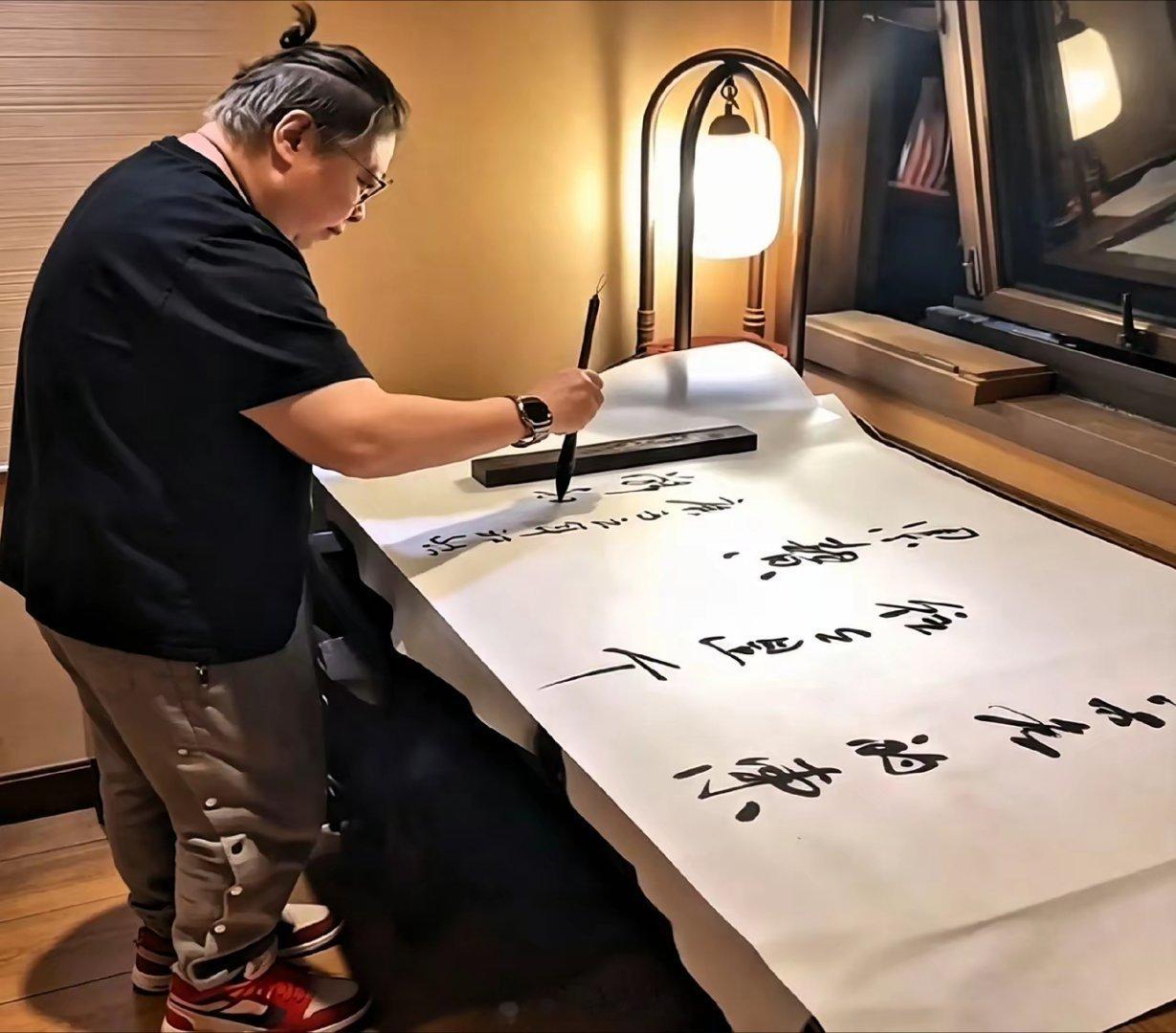真没想到韩红私底下还爱写毛笔字。看她扎着小揪揪，站那安安静静写行草，跟平时飙高音完全两个样。唱歌做公益挺累的，能沉下心练练字，这爱好挺好。 ​