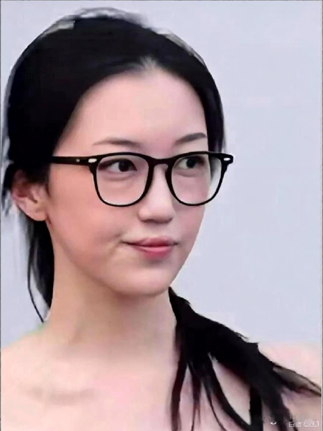 看了李嫣的嘴唇，我特地问了搞医学的表舅，她的唇腭裂会不会传给下一代，没想到表舅白了我一眼说：这事确实有概率，但是现在能做基因检测呀！产检的时候能查出孩子是不是唇腭裂，当初王菲也是检查出了孩子有这情况，但是她舍不得，就把李嫣生了下来！ 好在现在医疗技术很先进，李嫣经过几次修复手术， ​