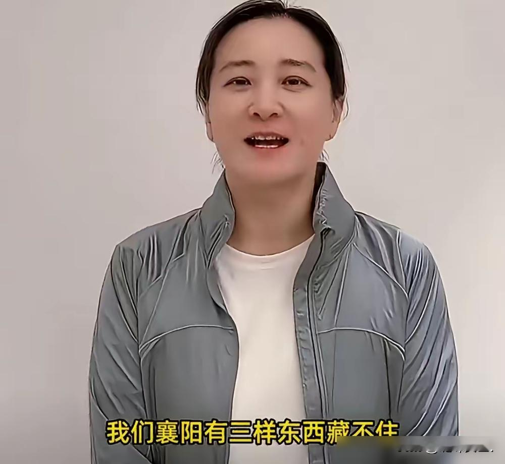 贾玲到底怎么了？全网都在骂她丑，结果她自己一句话把这事说透了。
她说，可不就反弹了嘛，玲又回来了，维持不住，实在维持不住。拍《热辣滚烫》那会儿体脂率低到吓人，一辈子死守100斤，天天啃羽衣甘蓝，日子也太憋屈了。
最狠的是她承认：过去一年虽然有快乐，但总体是痛苦和不快乐的。增40斤再减100斤，这
