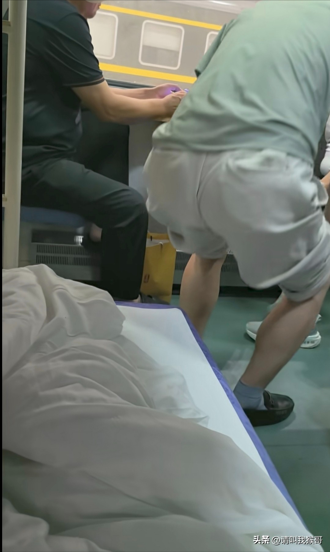 买了下铺车票，却被陌生男子占用，女孩客气提醒，反遭10多分钟的辱骂。

中秋前夕