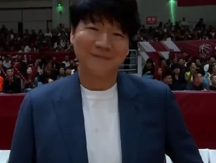 今晚山东高速男篮又是一场惨败！被福建男篮逆转了！最近真是一胜难求，感觉毫无盼头！
 被逆转这种事，输一场叫意外，连着输、连着被逆转，叫习惯。山东高速现在的问题，已经不是某一场手感不好、某个外援没发挥，是整支球队在比分被追近的时候，腿先软了，脑子先空了。
福建能逆转山东，靠的不是实力碾压，是山东自己把