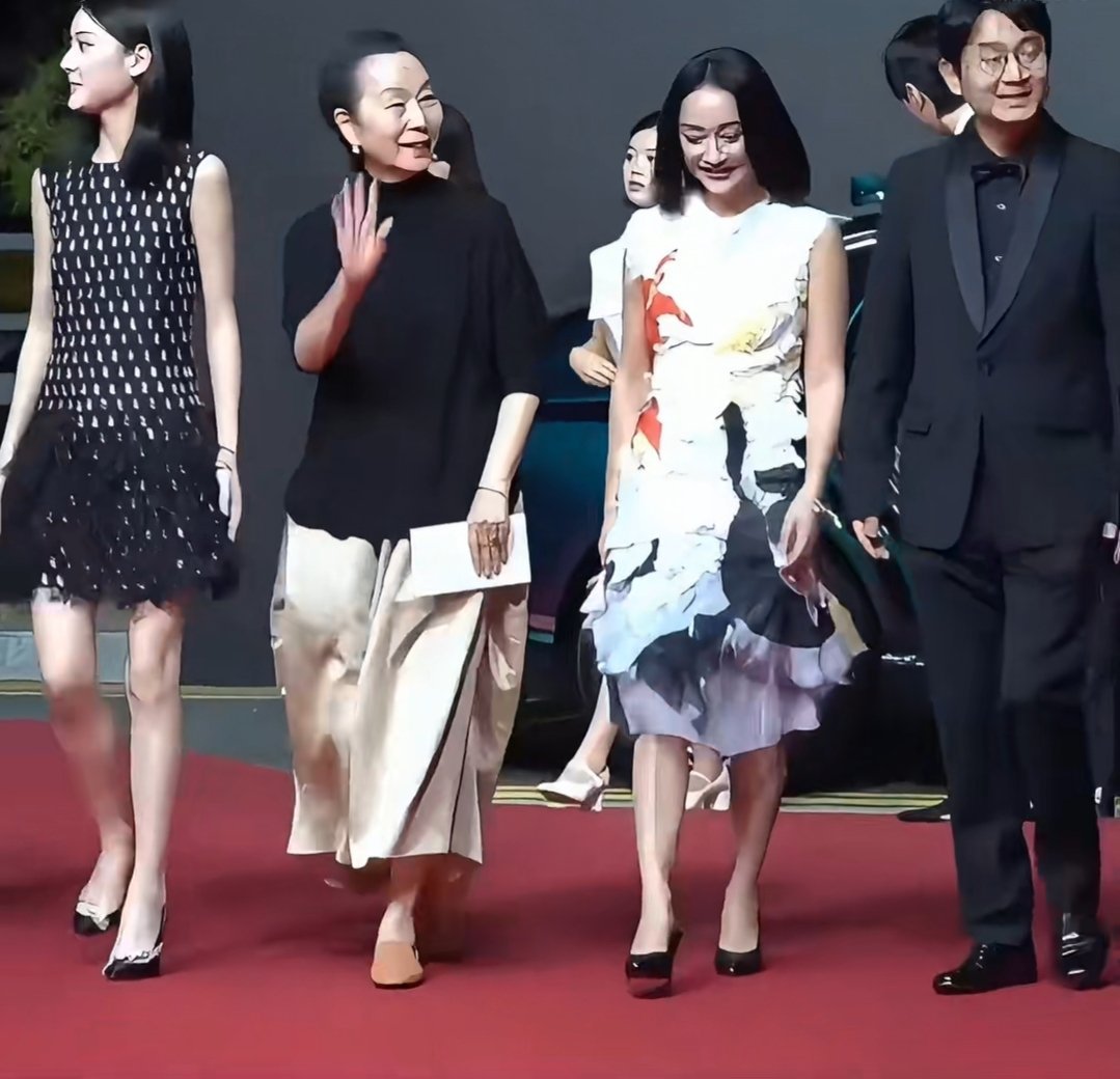 51岁周迅与71岁奚美娟在釜山电影节红毯挽手亮相，在新片《初次尝到寂寞》的活动中，二人坦然展露白发与皱纹，被网友盛赞为“医美时代的一股清流”，引发了关于自然美的新一轮讨论。  一、无滤镜同框刷屏，皱纹