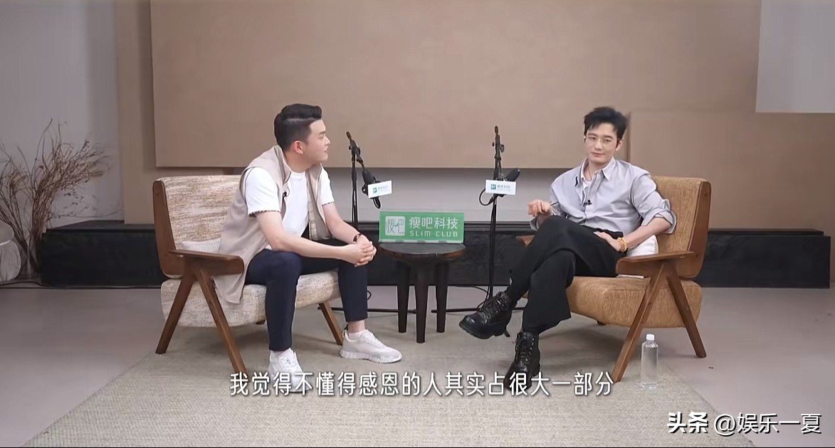 黄晓明说“我帮了很多白眼狼。”

他接受访问时说“你要知道这个世界上，我觉得不懂感恩的人其实占很大一部分。我帮了太多这种白眼狼，就是你帮他的时候，他什么好话都说给你听，他就觉的你是神，但你帮完之后这个人就消失了。”

或者说有一天你在追问他的时候，他就会说你这么有钱了为什么还在乎这么一点呢。他从来不