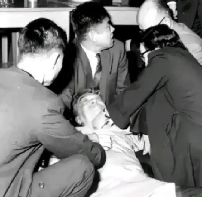 1962年，一代文豪胡适竟被人用一句话给“活活气死”！当时胡适正在一场酒会中致辞，在他之后发言的李济说了一段话，胡适就心脏病突发倒地身亡。
 
胡适倒下去的时候，吴健雄手里的杯子也晃了一下。她往前迈了半步，又停住了。袁家骝轻轻拉住了她的胳膊。
 
王志维跪在地上，手指压在胡适的颈侧，脸色越来越白。他