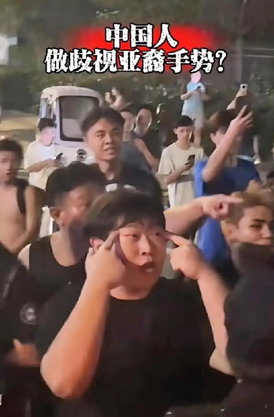 武汉三镇这波闹剧，算是给中足联结结实实上了一课。

赛后围堵客队大巴，甚至还有人做出那种令人作呕的种族歧视手势。球场是竞技的地方，什么时候成了某些人宣泄戾气的垃圾场？

按规矩，种族歧视零容忍，罚款五十万起步，还得加上看台空场。可问题是，这锅到底该谁背？闹事的是那几个“极端分子”，挨板子的却是俱乐部