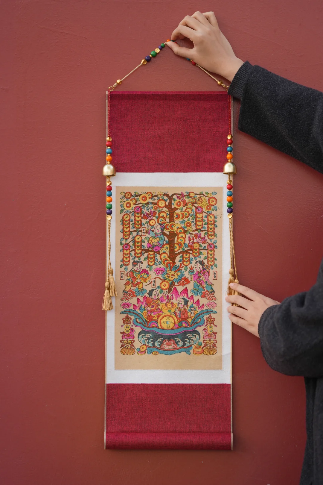 是谁想出年画和红色挂轴结合这点子的！