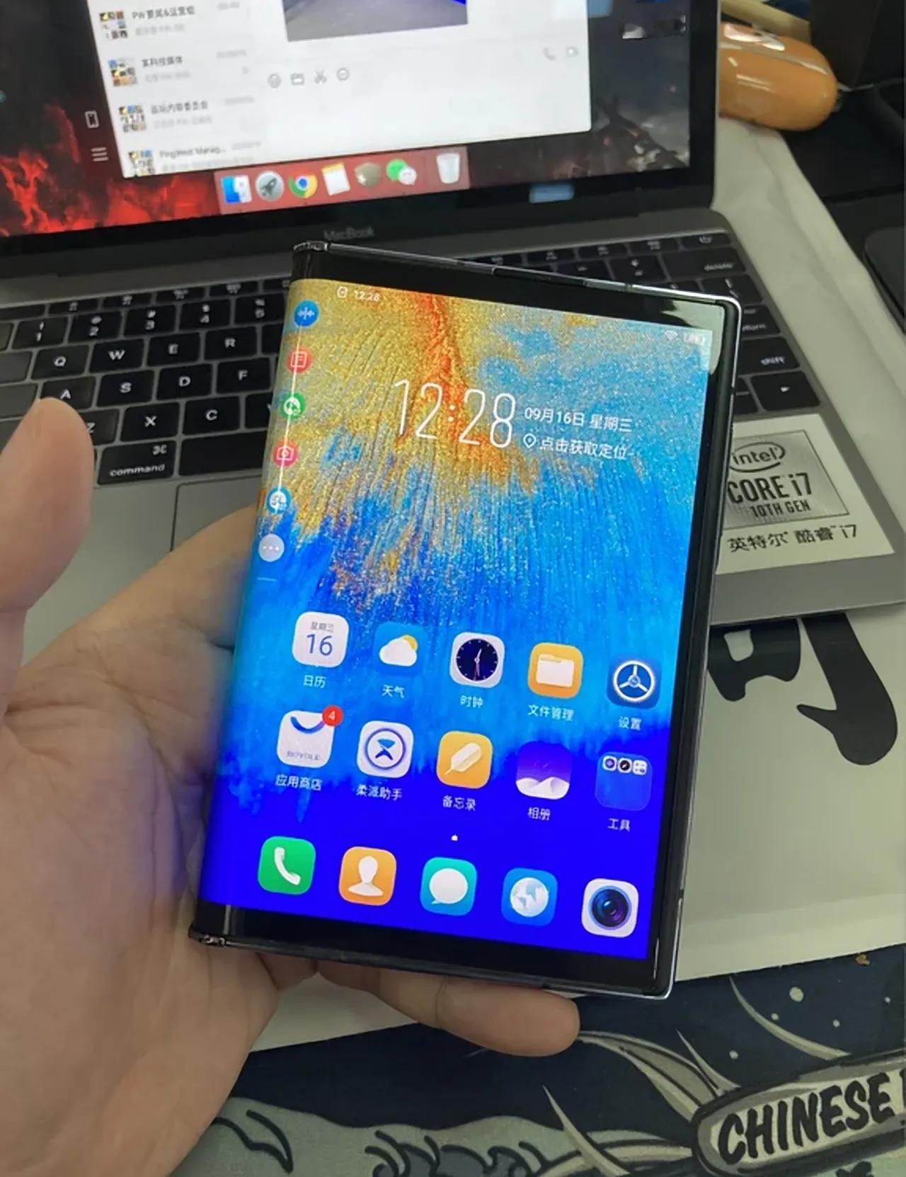 苹果折叠来了，谁还记得第一款量产折叠屏手机？

苹果iPhone Duo折叠屏正式登场，很多人开始讨论折叠屏的未来。

但很少有人记得，全球第一款面向普通消费者售卖的量产折叠屏手机，是2018年柔宇FlexPai柔派 。

三星很早就展出过折叠屏概念样机，但只停留在展会演示，没有对外开售。

柔宇在