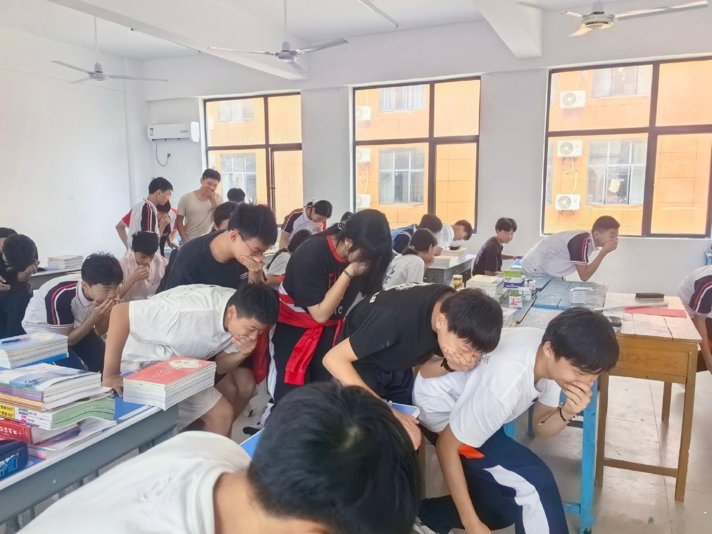 【#蓝焰红心 与你同行# 】为切实筑牢乡镇校园消防安全防线，全面提升广大师生消防安全意识和应急自救能力，9月1日，柴桑区消防救援大队“火焰蓝讲师团”走进马回岭镇阳光中学开展消防安全“开学第一课”，为新学期校园安全筑牢“防火墙”。 ​