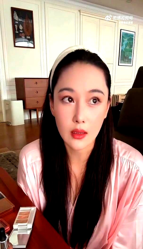 张馨予在家里折腾半天化了个当下最火的雀斑妆，美滋滋转头问老公好不好看，何捷盯了半天憋出一句“鼻子上有个夹子”，直接把女明星的潮流妆容干成了物理缺陷
 

要是换成心思敏感的小夫妻，精心打扮被当头浇了盆冷水，当场就得冷脸吵一架。张馨予倒好，非但没急眼，反而自己先破功笑得直揉肚子，两个人毫无包袱地乐作一