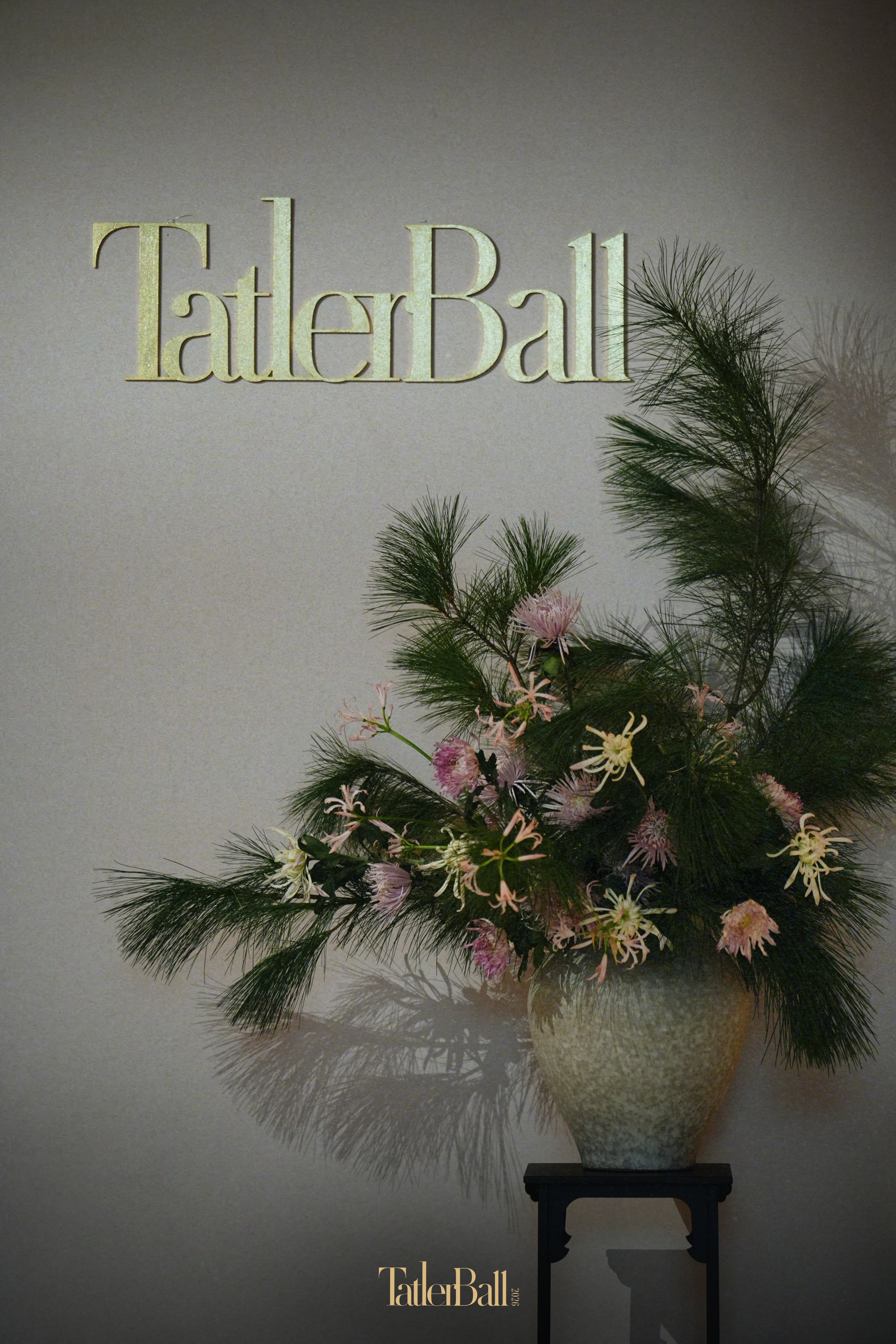TatlerBall｜以湖石为题的当代雅集

Tatler Ball来到第四年，东方美学仍是底色。去年，以松、菊、山水、影子、金鱼共同组成了我们对雅集二字的理解。今年，桌上仍有菊，松也仍在——只是从松影化作了酒店门口新一代梅赛德斯-迈巴赫S级轿车身旁的迎客松。山水与金鱼，也依旧是重要元素；而湖石入题，则 ​
