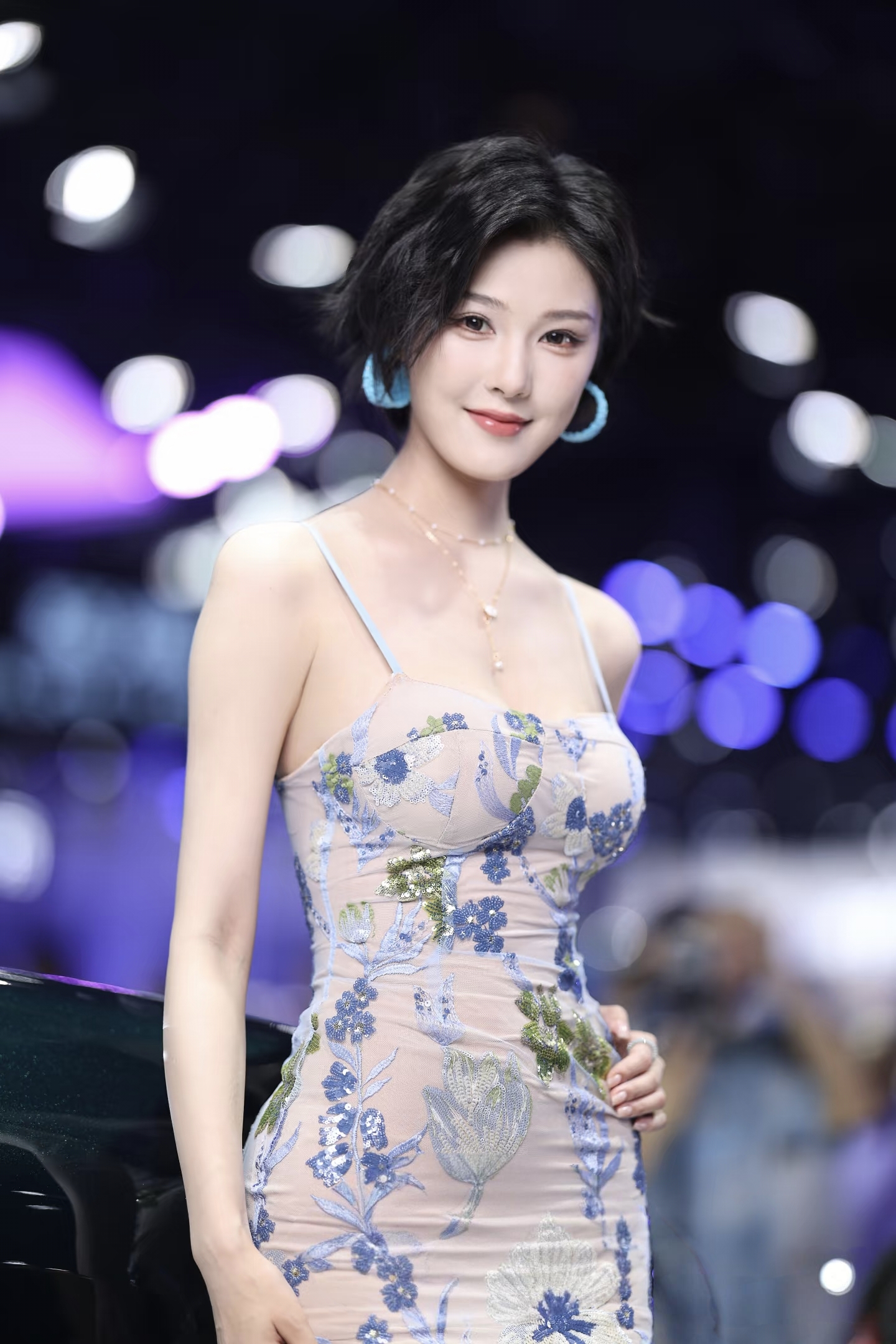 逛完今年的成都车展，最大的感受是：车模们真的“进化”了！以前大家总觉得车模只是站在车旁的“美丽背景板”，但今年逛下来，你会发现她们早就成了车展上最硬核的“技术流”。

在9号馆的比亚迪展台，176cm的春晓静静伫立，气质温婉却自带气场，一个人就带火了整个展台。更让人惊艳的是那