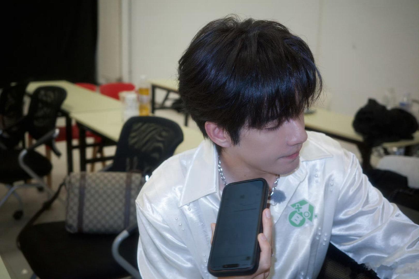 #张颜齐[超话]#  zyq#张颜齐新专辑山和故人# zyq#张颜齐宇宙帮帮忙# 

保持赤诚与清醒，永远有独属于自己的浪漫

​