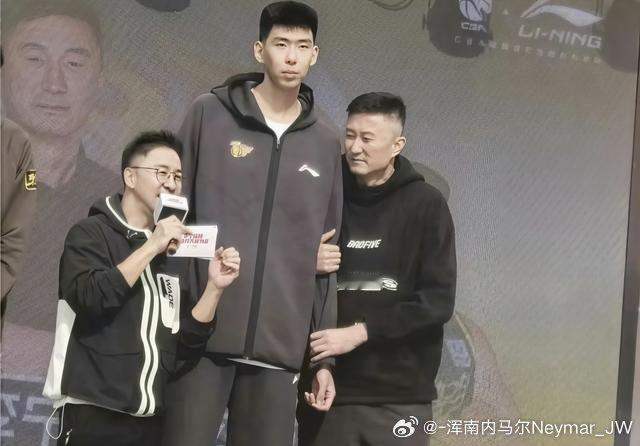 南方都市报对杜锋指导进行了独家专访，面对外界近年来的种种舆论争议，杜锋坦然回顾自己数十年的执教生涯，给出了极具底气的自我评价 ：我自认为是一个非常优秀的教练员，同时我也相信自己是最努力的教练员。
面对外界对他近年执教成绩的质疑与声音，杜锋并未回避，他表示 : 外界往往只看到赛场边严厉 ​