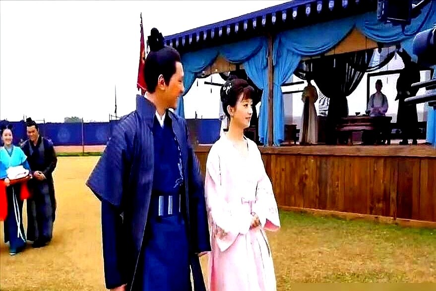 导演盯着监视器故意晚喊停两秒，镜头里那两人眼神黏在一起，嘴角憋不住往上跑，剧本上压根没这出。

拍马球场那场戏，赵丽颖和冯绍峰连词都不对，机器架好直接开机。整整七个月，俩人把剧组当日子过。

大冷天拍跳湖，不会水的赵丽颖扑通扎进冰水里。冻得直哆嗦眼泪往外砸，爬上来第一句话却是问还要不要再拍一条，冯绍